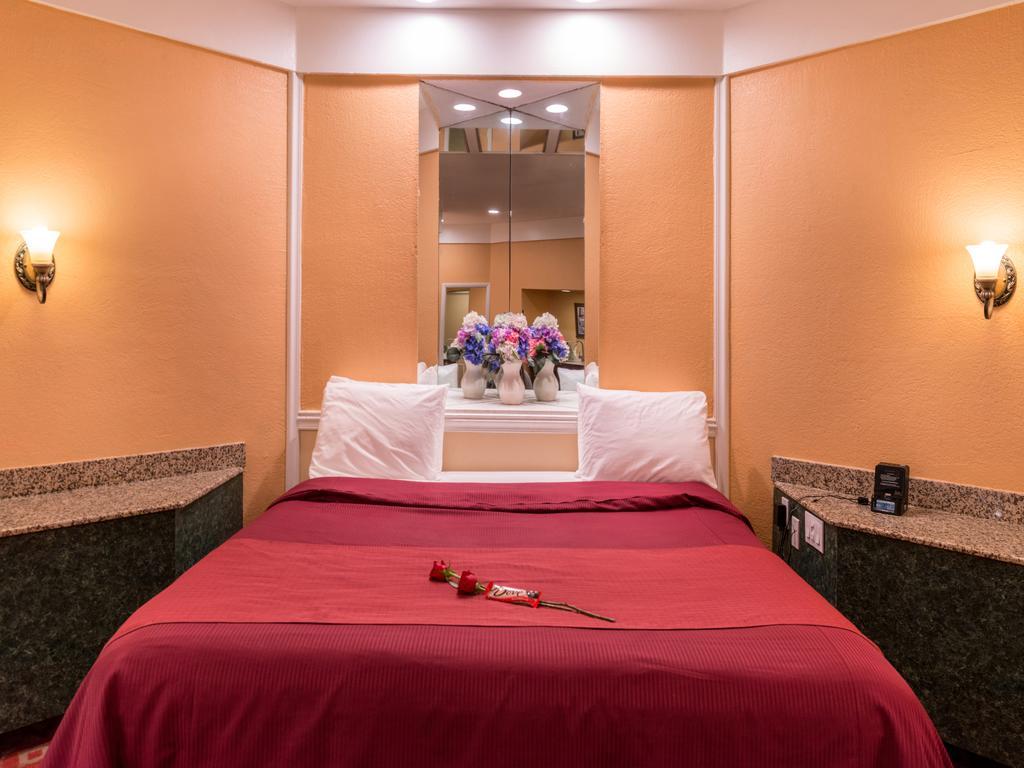 Inn Of The Dove Romantic Luxury & Business Suites Bensalem Exterior foto
