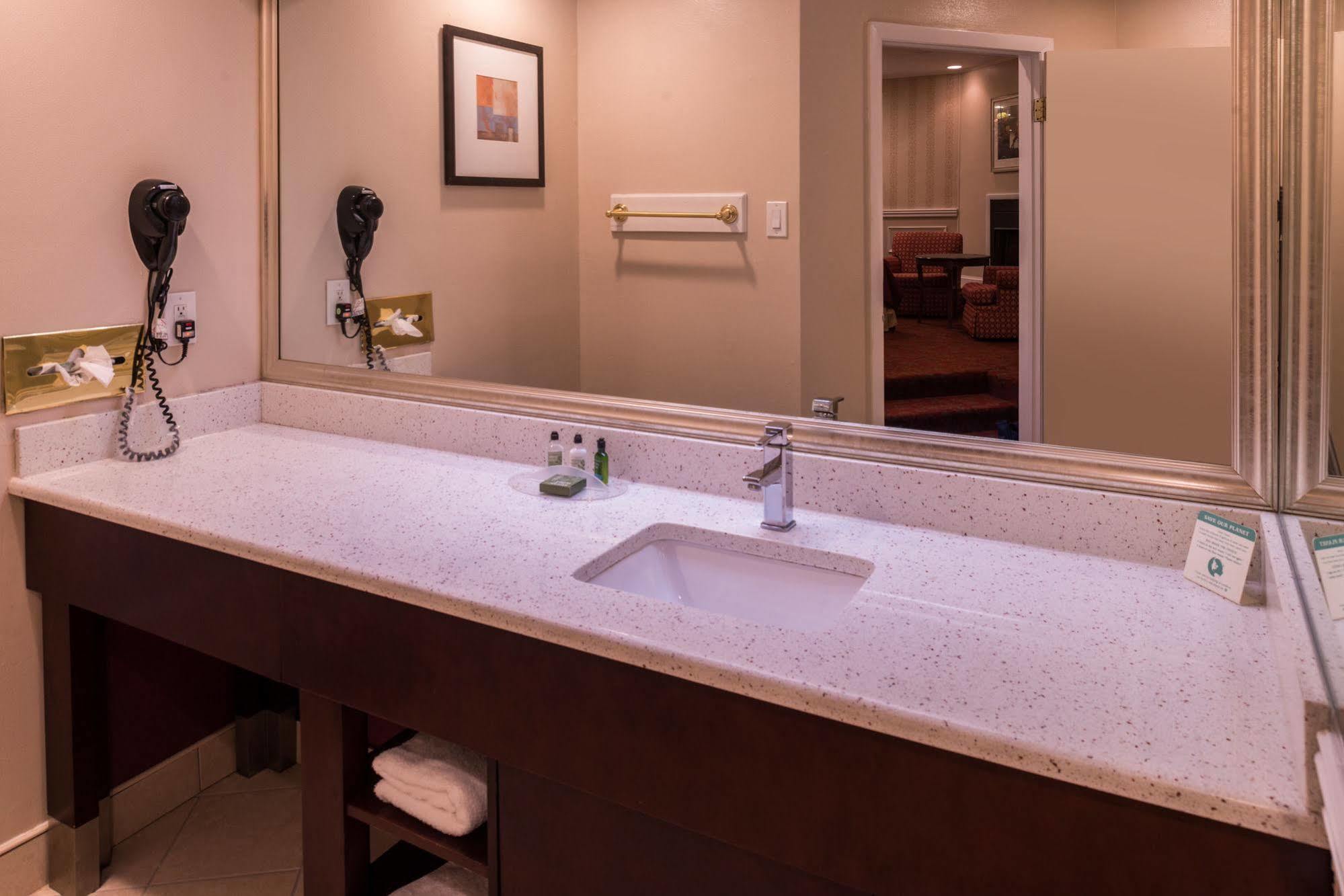 Inn Of The Dove Romantic Luxury & Business Suites Bensalem Exterior foto